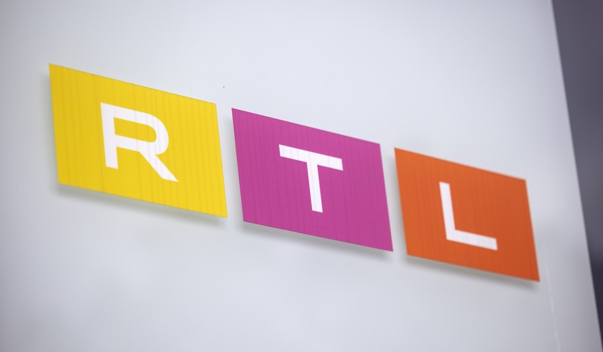 ARCHIV - 08.08.2023, Nordrhein-Westfalen, Köln: Das Logo des Fernsehsenders RTL ist auf einem Hinweisschild vor dem Gebäude des Sendezentrums in Köln zu sehen. (zu dpa: «Medienkonzern RTL nimmt sich n ...