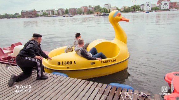 Für die Fellas geht es auf einer Ente raus auf die Spree.