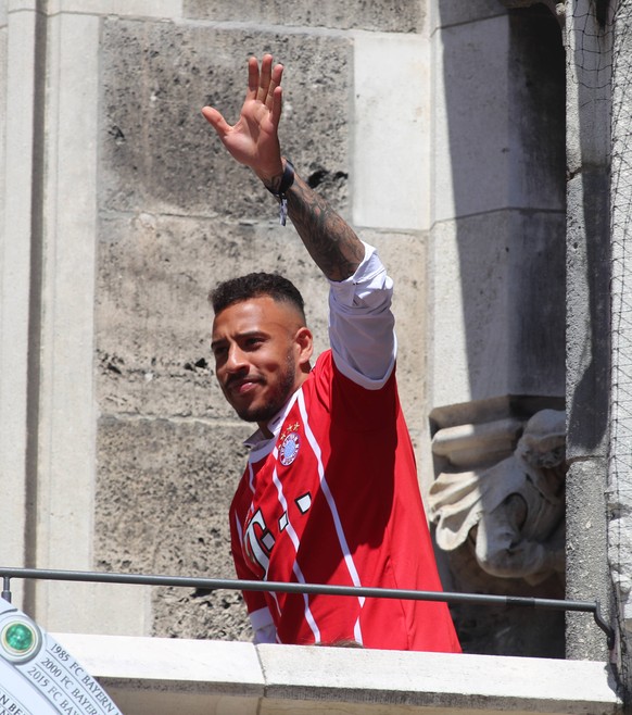 M�nchen, Deutschland 15. Mai 2022: Fussball, Herren, Saison 2021/2022, FC Bayern M�nchen, Meisterfeier am Marienplatz, Rathaus Corentin Tolisso FC Bayern M�nchen gr�sst zu den Fans *** Munich, Germany ...