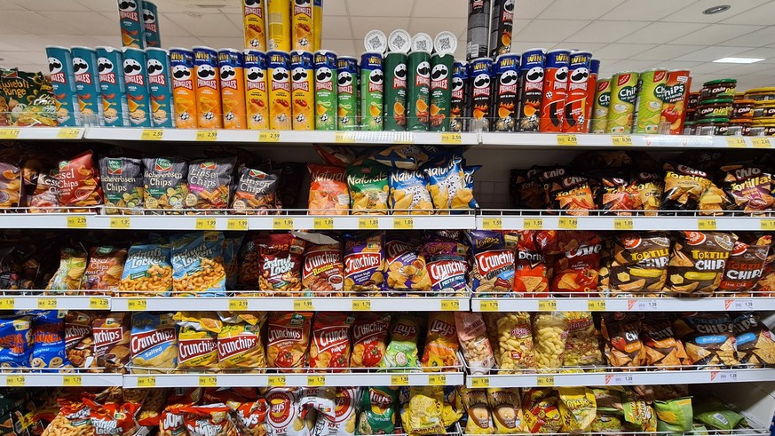 Herschbach Themenfoto: Nahrung, Lebensmittel, Versorgung, Supermarkt, Edeka, 25.01.2023 Edeka-Regal mit Chips, Snacks und Knabbersachen, Themenfoto: Nahrung, Lebensmittel, Versorgung, Supermarkt, Edek ...