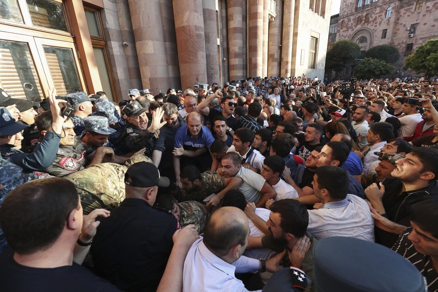 dpatopbilder - 19.09.2023, Armenien, Eriwan: Menschen versammeln sich vor dem armenischen Regierungsgebäude, um gegen Armeniens Premierminister Paschinjan zu protestieren. Aserbaidschan im Südkaukasus ...