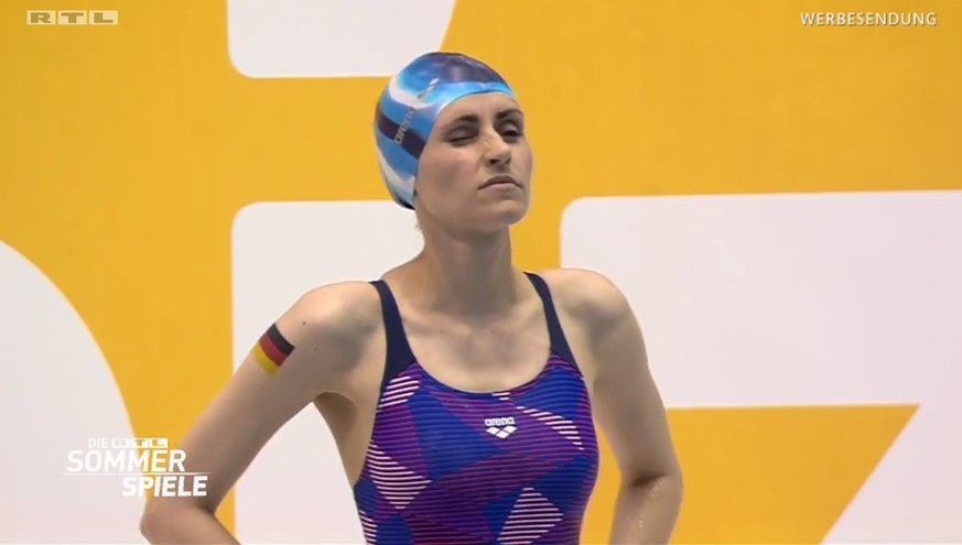 RTL-Moderatorin Bella Lesnik tritt beim Schwimmen an.