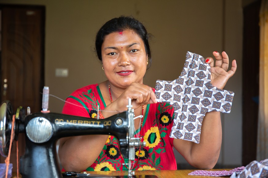 Sangita präsentiert ihre selbstgenähte Binde aus alten Saris.