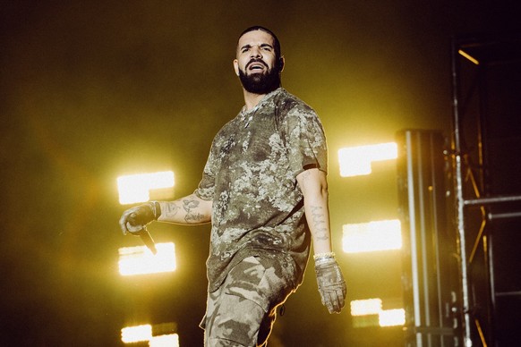 ARCHIV - 11.09.2021, Gro�britannien, London: Rapper Drake bei seinem �berraschungsauftritt beim Wireless Festival in London. (zu dpa �Her Loss�: Drake k�ndigt gemeinsames Album mit 21 Savage an�) Foto ...