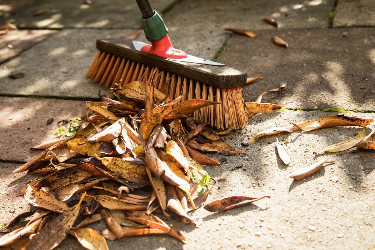 ILLUSTRATION - Weg damit: Eigent�mer und manchmal auch Mieter sind in der Pflicht, die Gehwege vom Herbstlaub zu befreien. (zu dpa: �Rutschiges Laub: Mieter und Eigent�mer in der Pflicht�) Foto: Chris ...