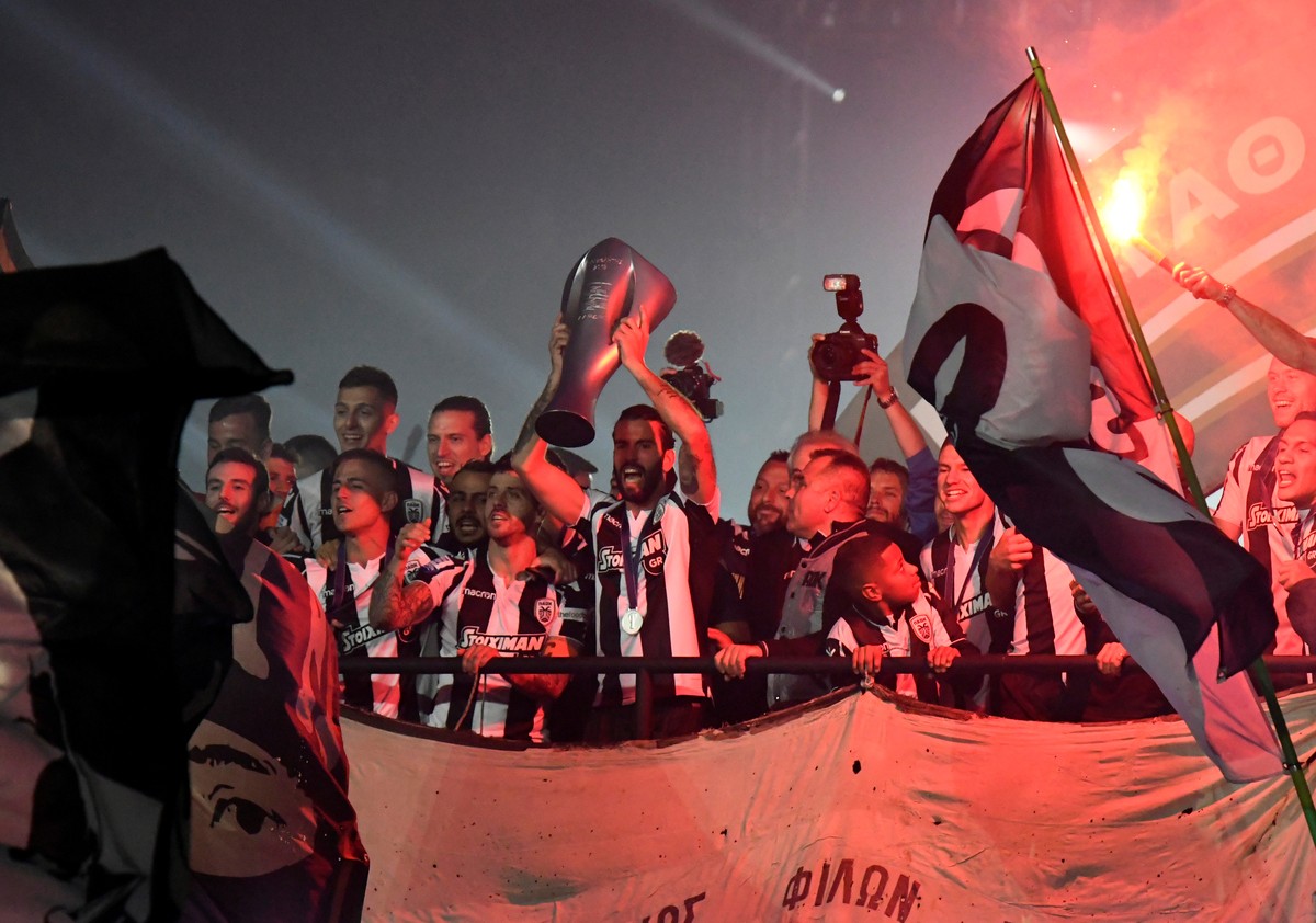 Soccer Football - Super League Greece - PAOK v Levadiakos - Toumba Stadium, Thessaloniki, Greece - April 21, 2019 PAOK players celebrate with the trophy after winning the Super League Greece REUTERS/A ...