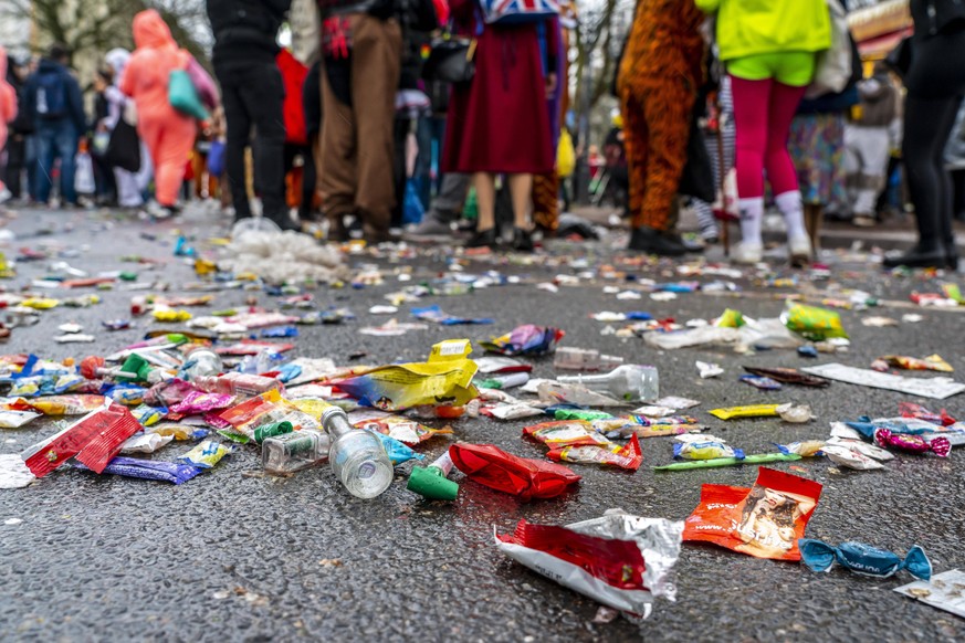 Rosenmontagszug in Düsseldorf, Strassenkarneval, Müll nach dem Umzug, Kamelle, Konfetti, Flaschen, Rosenmontagsumzug *** Rose Monday procession in Düsseldorf, street carnival, garbage after the proces ...