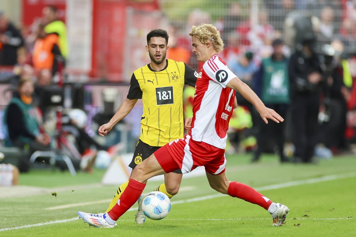 Yan Couto Borussia Dortmund und Tom Rothe 1. FC Union Berlin kaempfen um den Ball, Bundesliga, 1. FC Union Berlin v Borussia Dortmund, Stadium An der Alten F�rsterei am 05. October 2024 in Berlin, Deu ...