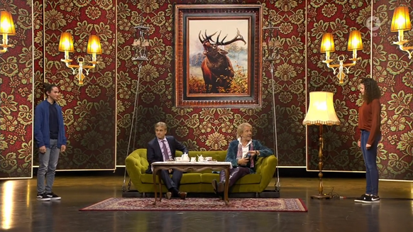 Alexander Kekulé (auf dem Sofa links) und Thomas Gottschalk (r. daneben) werden auf diesem Sofa mit dem Kleber der beiden Jungforscher nach oben gezogen.