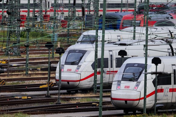 ARCHIV - 17.07.2023, Schleswig-Holstein, Hamburg: ICE-Züge der Deutschen Bahn (DB) stehen im Betriebswerk Stellingen auf den Gleisen. Im Tarifschlichtungsverfahren bei der Deutschen Bahn rechnet die E ...