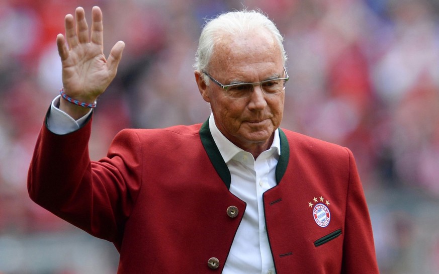 ARCHIV - 14.05.2016, Bayern, München: Fußball Bundesliga 34. Spieltag, FC Bayern München - Hannover 96 in der Allianz Arena. Ehrenpräsident Franz Beckenbauer von München geht während der Präsentation  ...