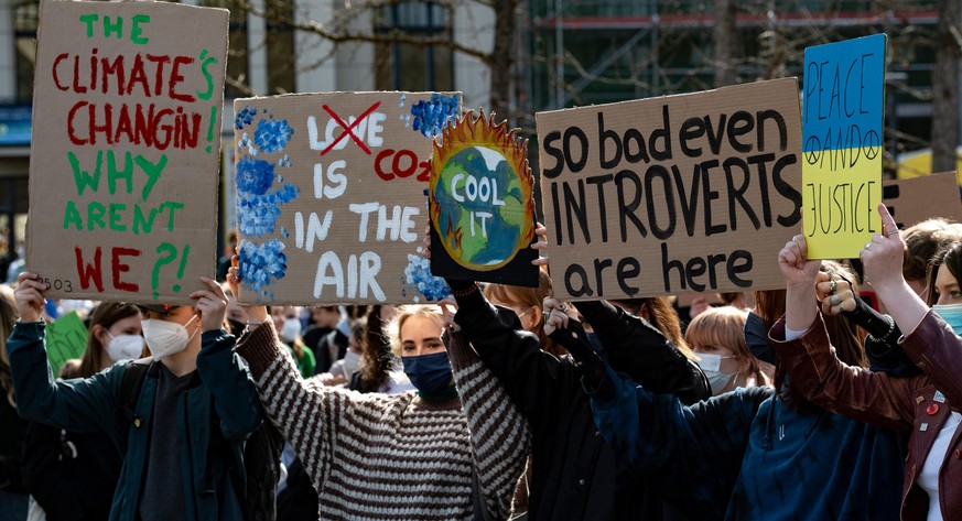 Teilnehmerinnen beim Klimastreik von Fridays for Future am Invalidenpark halten Plakate. Beim zehnten globalen Klimastreik an diesem Freitag wollen nach Angaben der Klimabewegung Menschen überall auf  ...