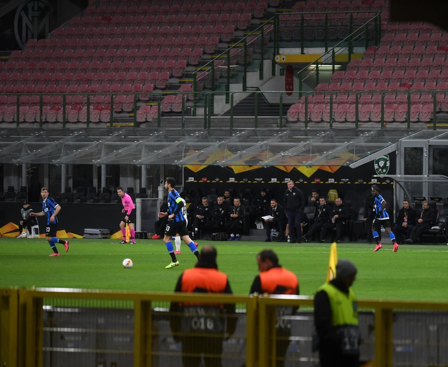 27.02.2020, Italien, Mailand: Fußball: Europa League, Inter Mailand - Ludogorez Rasgrad, K.o.-Runde, Zwischenrunde, Rückspiel im Giuseppe-Meazza-Stadion. Die Spieler von Inter Mailand passen sich vor  ...