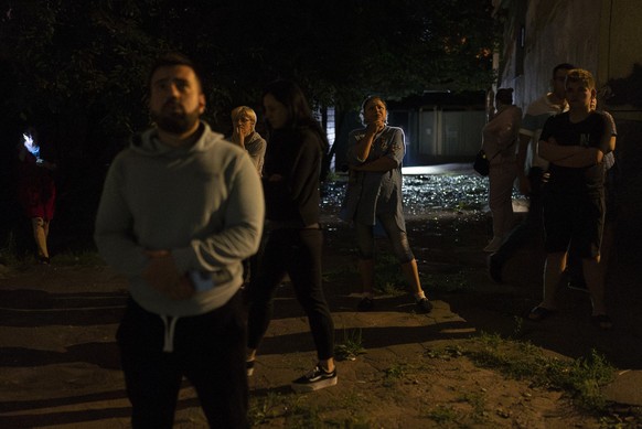 13 luglio 2023, Ucraina, Kiev: i residenti si trovano di fronte a un condominio danneggiato dagli attacchi aerei russi.  Foto: Jay C. Hong/AP +++ dpa-Bildfunk +++