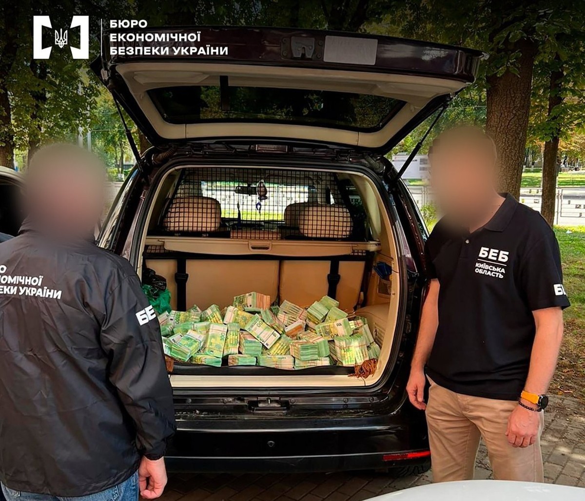 HANDOUT - 09.08.2024, Ukraine, Kiew: Ukrainische Ermittler gegen Wirtschaftskriminalit�t haben �ber 4,7 Millionen Euro Schwarzgeld im Kofferraum des Autos einer Firmenbuchhalterin entdeckt. �Die Frau ...