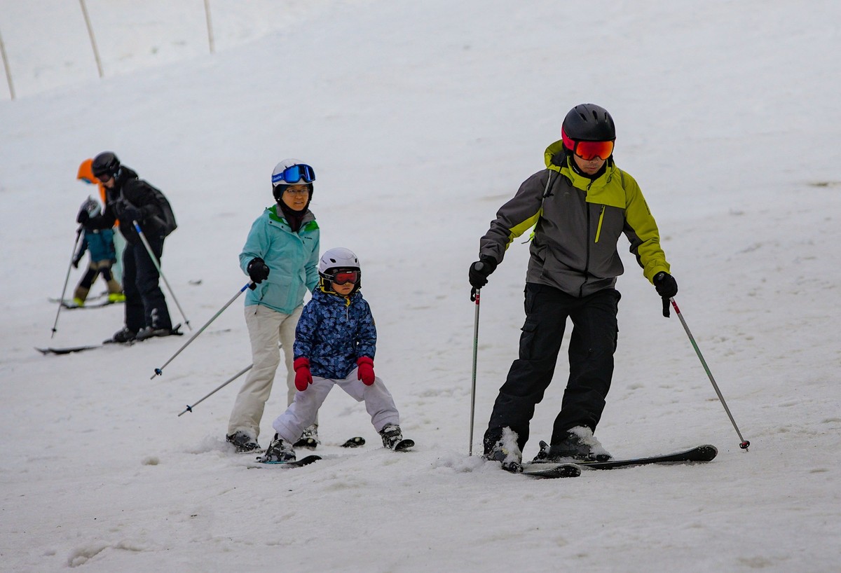 24.12.2024, Kanada, Vancouver: Menschen fahren Ski am Cypress Mountain in West Vancouver, British Columbia, Kanada. Da in der Region Metro Vancouver in diesem Jahr kein Schnee gefallen ist, sind die M ...