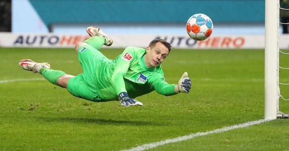 Herthas Alexander Schwolow spielt kommende Saison per Leihe für Schalke 04. 