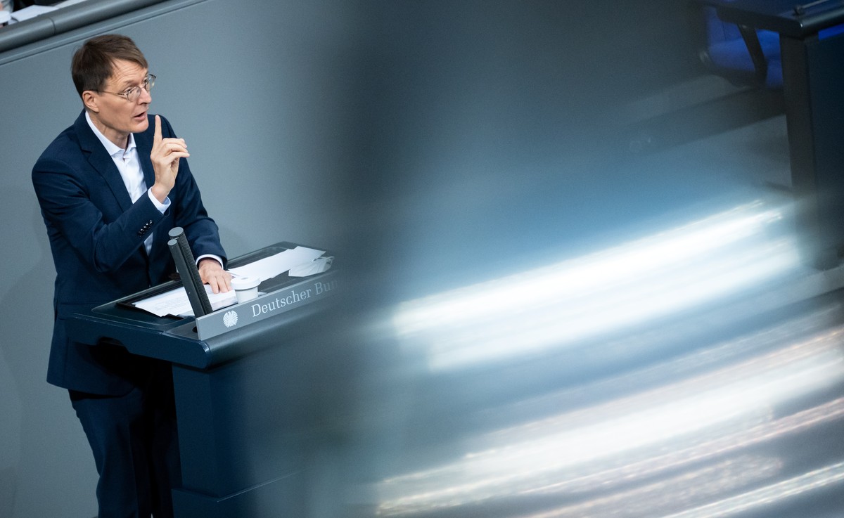 10.12.2021, Berlin: Karl Lauterbach (SPD), Bundesminister f�r Gesundheit, spricht bei der Plenarsitzung im Deutschen Bundestag. Hauptthema der 7. Sitzung der 20. Legislaturperiode ist der gemeinsame G ...