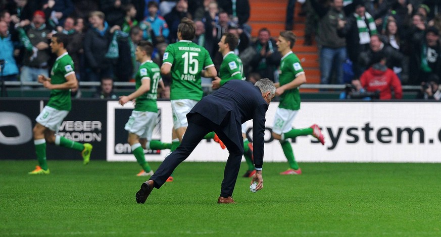 Der damalige HSV-Trainer Mirko Slomka hebt nach dem Tor die Papierkugel auf.