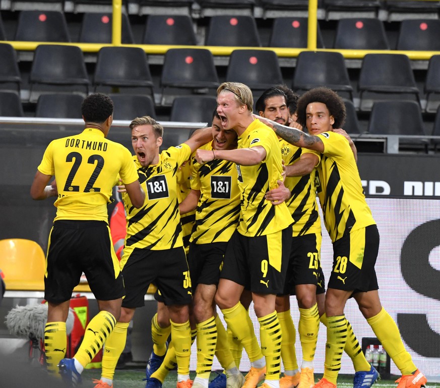 BVB Jubel nach dem 1:0, v.li., Jude Bellingham Borussia Dortmund, Felix Passlack Borussia Dortmund, Mats Hummels Borussia Dortmund, Giovanni Reyna Borussia Dortmund, Erling Haaland Borussia Dortmund,  ...