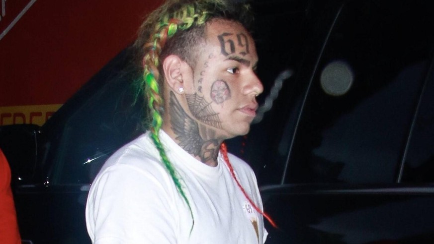 ***FiLE Photo*** Tekashi69 Pleads Guilty On 9 Counts of Drugs, Guns and Racketeering NEW YORK, NY - SEPTEMBER 7: Tekashi 6ix9ine is seen on September 7, 2018 in New York City. PUBLICATIONxINxGERxSUIxA ...