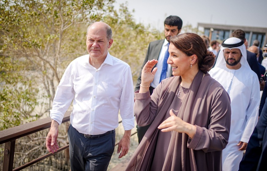 Scholz besuchte mit der Umwelt-Ministerin der Vereinigten Arabischen Emiraten, Mariam bint Mohammed Saeed Hareb Almheirim, einen Mangrovenwald.