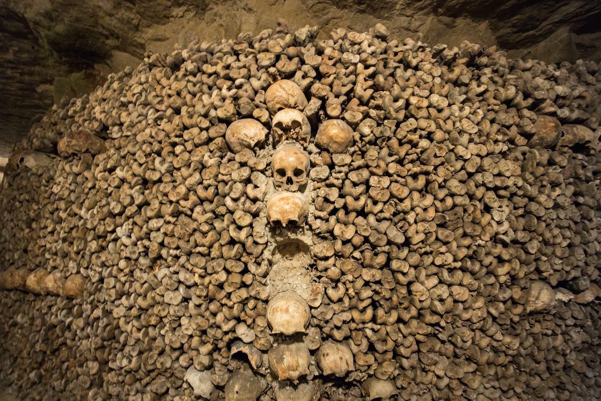 Die Katakomben (Les Catacombes) von Paris, aufgenommen am 23.11.2017 in Paris (Ile de France). In den ehemaligen unterirdischen Steinbruechen werden ab 1785 die Gebeine von den ueberfuellten innerstae ...