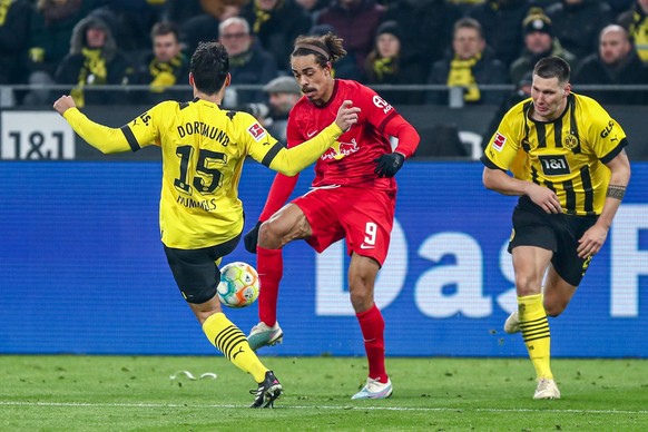 Yussuf Poulsen RB Leipzig, 09 im Zweikampf gegen Mats Hummels Borussia Dortmund / BVB, 15 und Niklas Süle / Suele Borussia Dortmund / BVB, 25, GER, Borussia Dortmund / BVB vs. RB Leipzig, Fussball, 1. ...