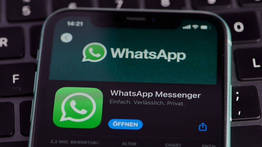 Mainz, Deutschland - 25. September 2022: App-Symbol des Whatsapp-Messengers auf einem deutschen Smartphone im App Store *** Mainz, Germany 25 September 2022 App symbol of Whatsapp MESSENGERS at a Germ ...