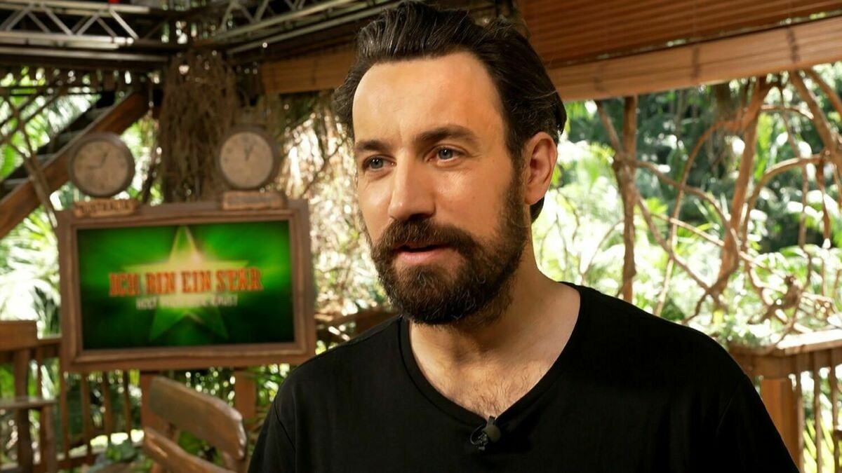 Jan Köppen im Baumhaus.
Die Verwendung des sendungsbezogenen Materials ist nur mit dem Hinweis und Verlinkung auf RTL+ gestattet.