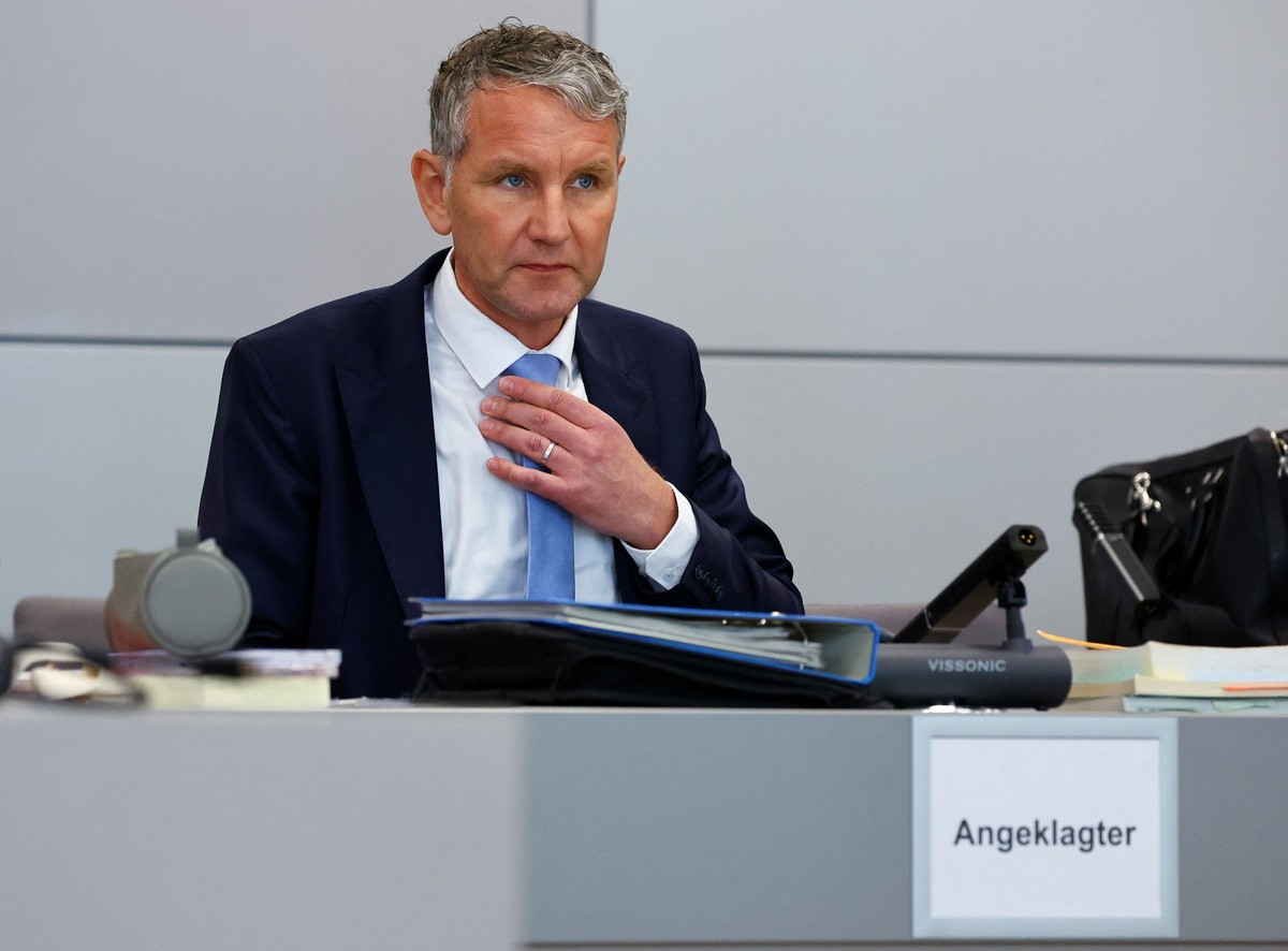 18.04.2024, Sachsen-Anhalt, Halle: Björn Höcke (AfD) sitzt während seines Prozesses im Landgericht Halle im Gerichtssaal. Angeklagt ist er wegen des Verwendens von Kennzeichen verfassungswidriger und  ...