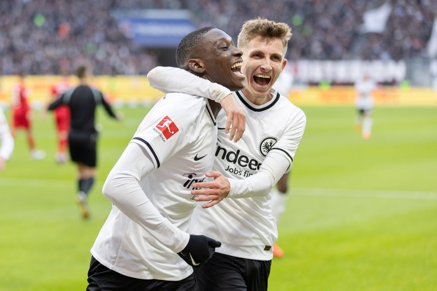 Eintracht Frankfurt - Hertha BSC, 1. FBL Randal Kolo Muani Eintracht Frankfurt, 9 und Jesper Lindström Eintracht Frankfurt, 29 jubeln nach dem Tor zum 1:0. Bundesligaspiel zwischen Eintracht Frankfurt ...