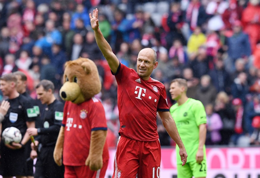 Fussball 1. Bundesliga Saison 2018/2019 32. Spieltag FC Bayern Muenchen - Hannover 96 04.05.2019 Arjen Robben (FC Bayern Muenchen) winkt seiner Familie auf der Tribuene in der Allianz Arena ----DFL re ...