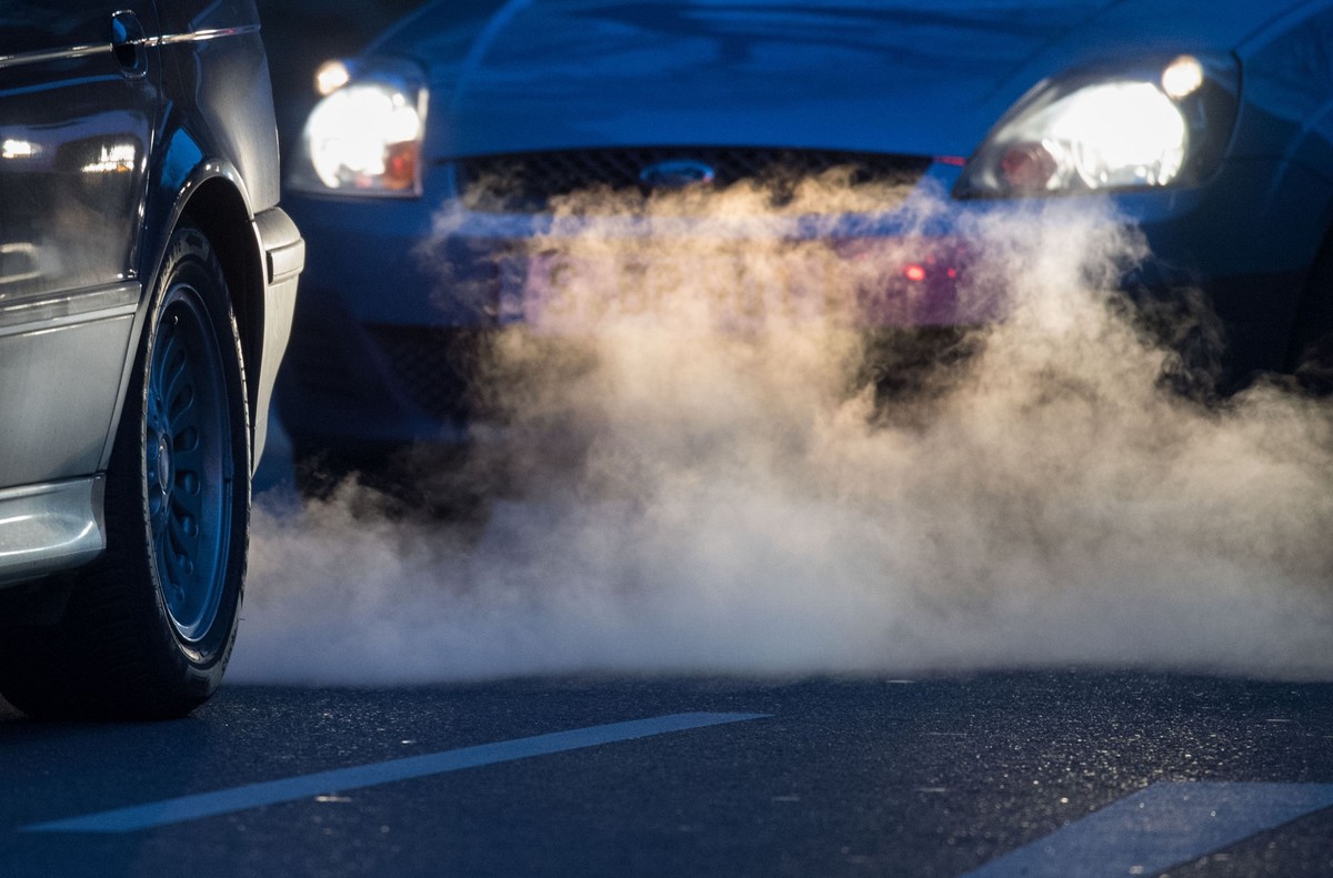 ARCHIV - 27.02.2018, Baden-W�rttemberg, Stuttgart: Abgase kommen aus dem Auspuff eines Autos. (zu dpa: �EU-Staaten beschlie�en strengere Abgas-Grenzen f�r Autos�) Foto: Marijan Murat/dpa +++ dpa-Bildf ...