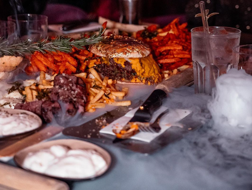 Im "Platz im Herzen" wird das Essen im Charcuterie-Stil, auf einem Holzbrett, serviert.