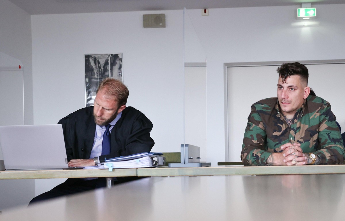 30.06.2020, Hamburg: Der Rapper Gzuz, Mitglied der Hamburger Hip-Hop-Gruppe 187 Strassenbande, und sein Anwalt Christopher Posch (l) sitzen in einem provisorischen Gerichtssaal im Strafjustizgebäude.  ...