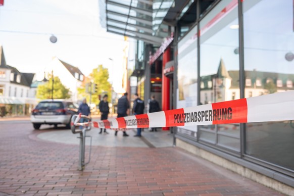 Die Polizei ermittelt im Falle der beiden Toten in der Schleswiger Sparkasse.