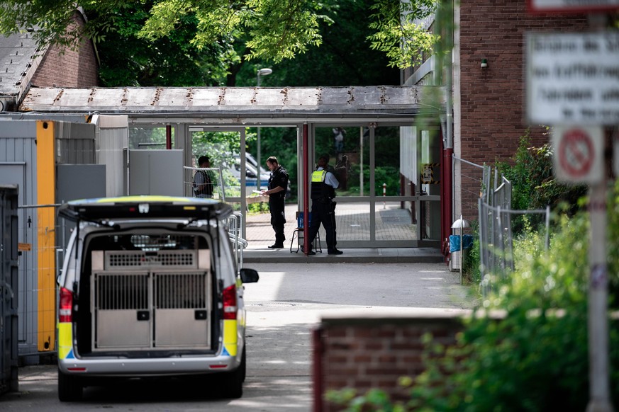Der Eingang der Realschule am Schloss Borbeck wird von der Polizei bewacht. Die Polizei in Essen ermittelt wegen möglicherweise geplanter Straftaten an zwei Schulen gegen einen 16-Jährigen. «Wir könne ...