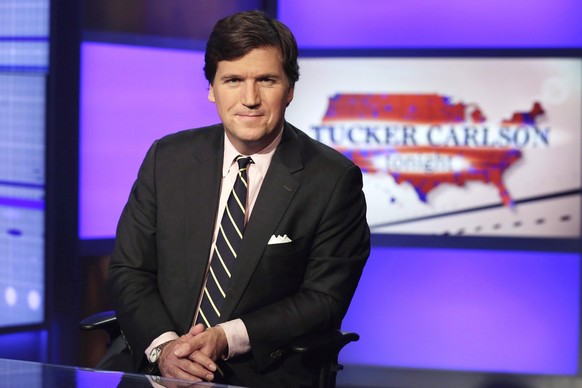 ARCHIV - 02.03.2017, USA, New York: Tucker Carlson, Moderator von &quot;Tucker Carlson Tonight&quot;, in einem Studio des Fox News Channel. (zu dpa: «Tucker Carlson: Groß geworden mit Trump, gefallen  ...