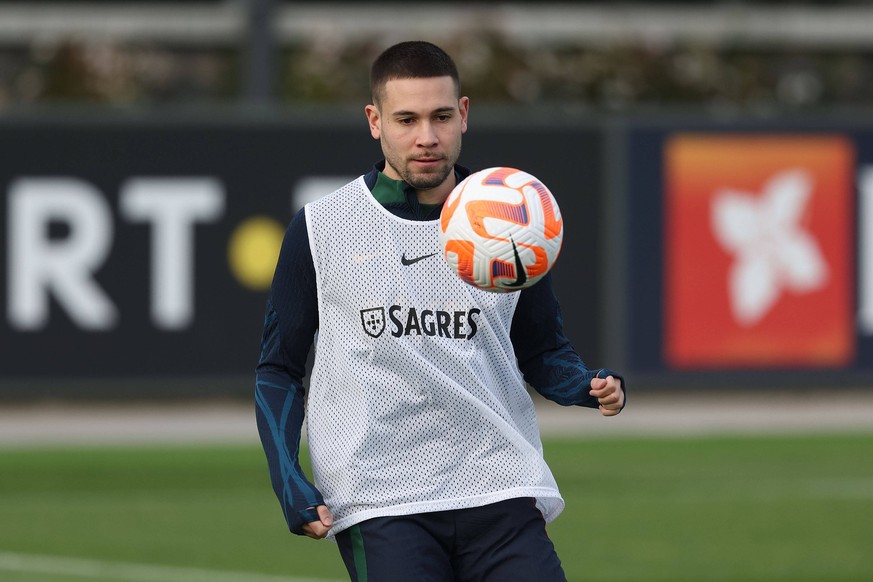 Portugal, Lisboa, 22.März 2023 EURO 2024 Qualifikation Pressekonferenz und Training vor dem Spiel Portugal - Lichtenstein v.l., Portugal s Raphael Guerreiro, Portugal, warm-up, *** Portugal, Lisboa, 2 ...