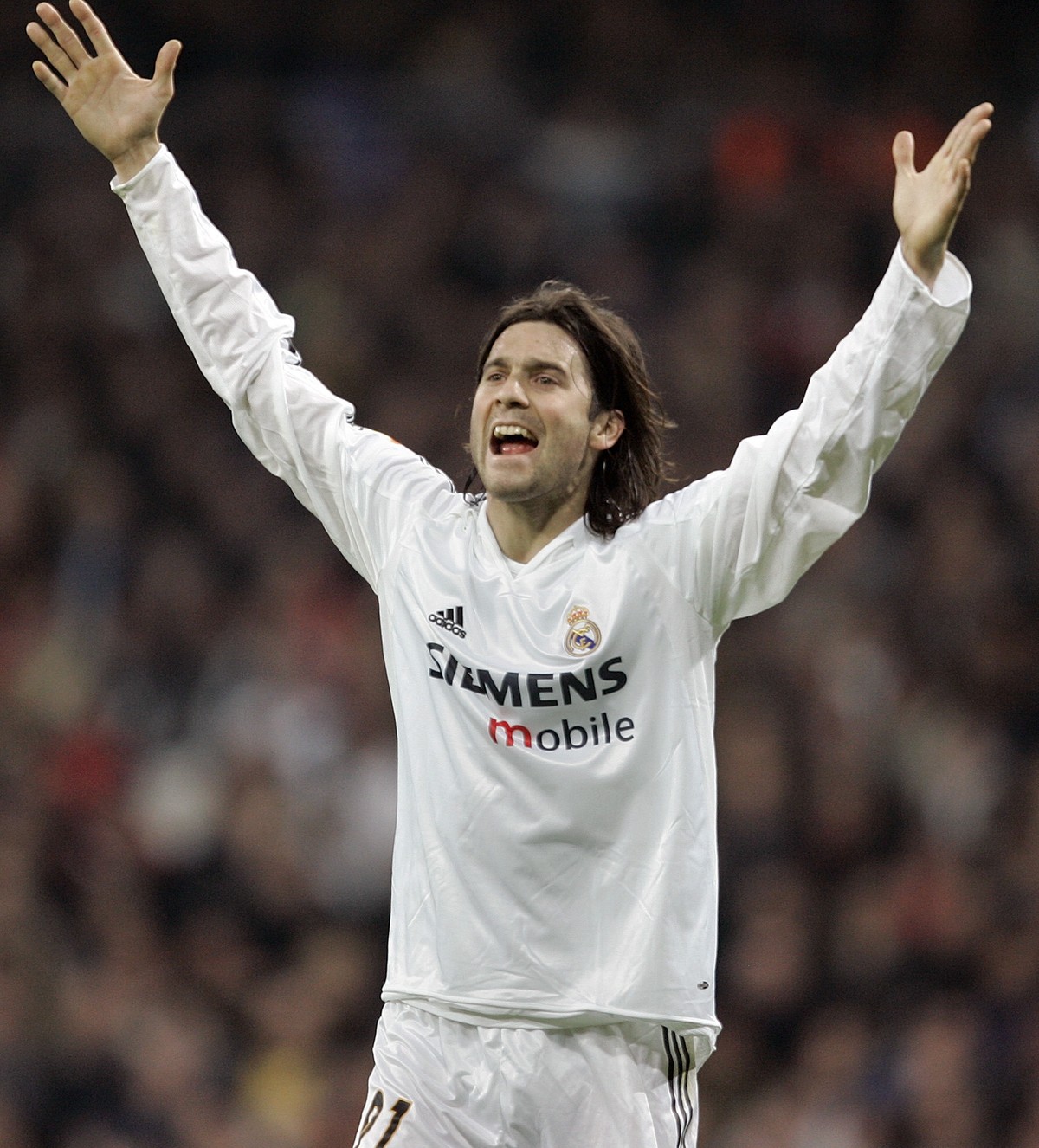 Real Madrid's Argentine player Santiago Solari reacts during their Spanish league soccer match against Athletic Bilbao in Madrid, Saturday, Feb. 19, 2005. (AP Photo/Jasper Juinen) ** EFE OUT ** |