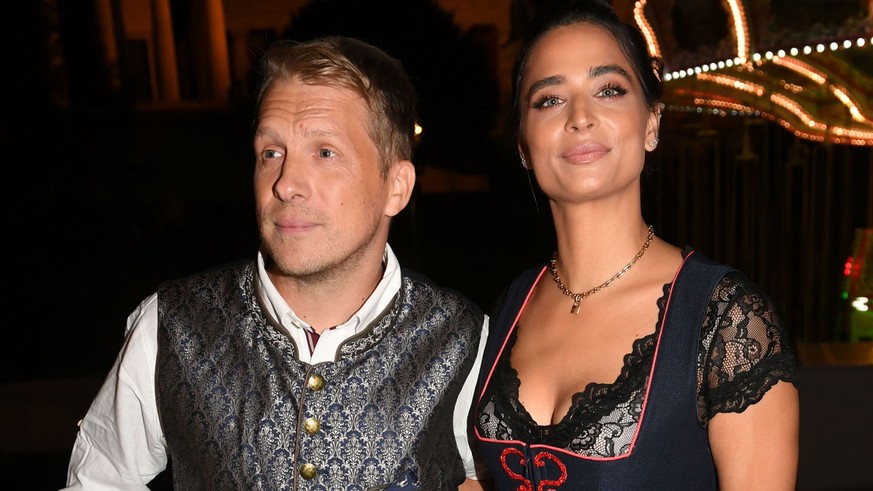 ARCHIV - 18.09.2022, Bayern, München: Der Comedian Oliver Pocher und seine Frau Amira feiern beim Almauftrieb&quot; vor dem Käfer-Zelt auf dem Oktoberfest. In einem Prozess um einen Einbruch wird am 2 ...