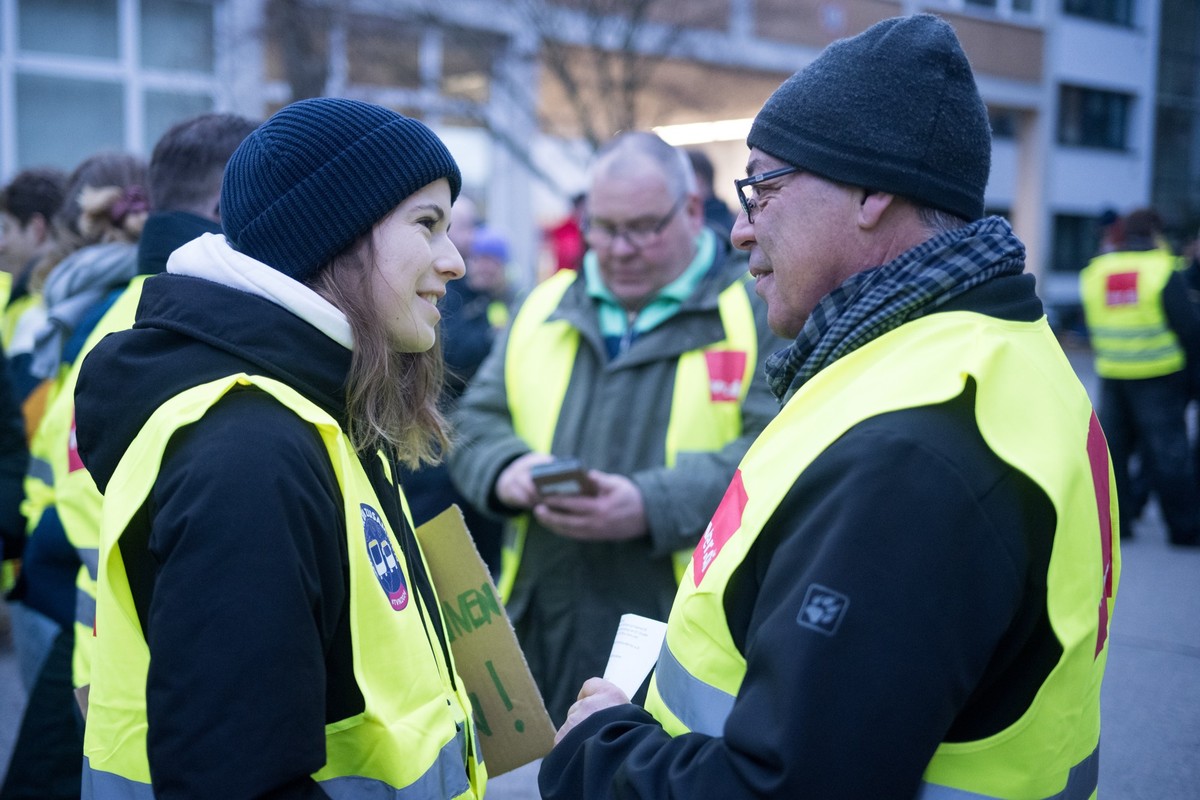 ARCHIV - 02.02.2024, Berlin: Luisa Neubauer, Aktivistin von Fridays for Future, spricht am BVG-Busdepot Cicerostraße mit Ruy Schmidt-Berger, Streikleiter am Standort. (zu dpa: «Verdi-Chef: Bei ÖPNV-St ...
