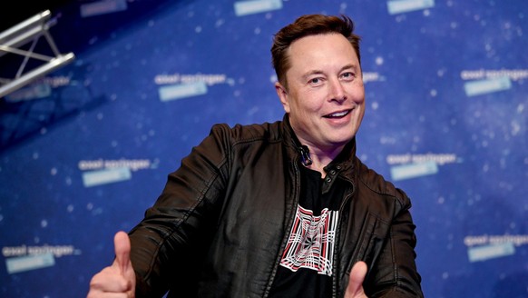 ARCHIV - 01.12.2020, Berlin: Elon Musk, Chef der Weltraumfirma SpaceX und Tesla-CEO, kommt zur Preisverleihung des Axel Springer Award. (zu dpa