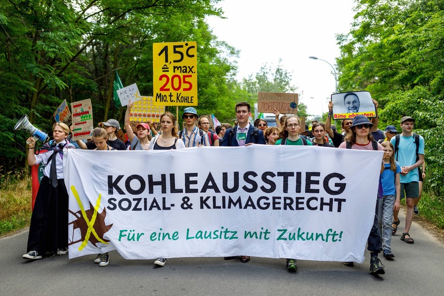 Klimaprotest - Demo fuer fr√ºheren Kohleausstieg in der Lausitz DEU/Deutschland/Brandenburg/Welzow 25.06.2023, Klimademo in Welzow in der brandenburgischen Lausitz, Klimaktivisten demonstrieren in Wel ...