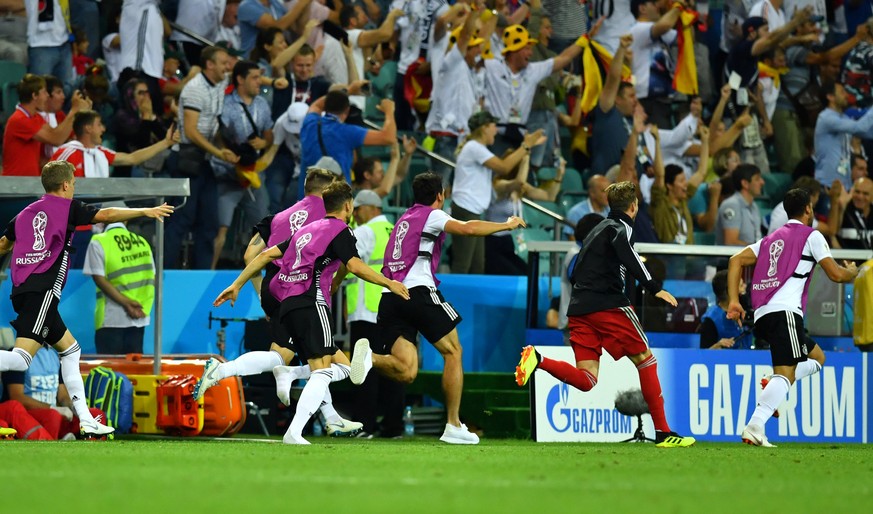 11 kranke Fotos zeigen, wie die Mannschaft nach dem Kroos-Tor ausrastet