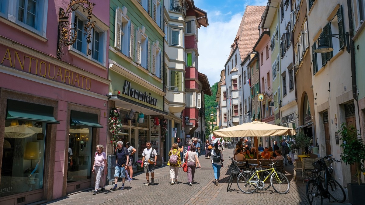 Bozen, Suedtirol, Italien - Passanten flanieren durch die Gassen der Altstadt. Bozen Südtirol Italien *** Bolzano, South Tyrol, Italy Passers-by stroll through the alleys of the old town Bolzano South ...