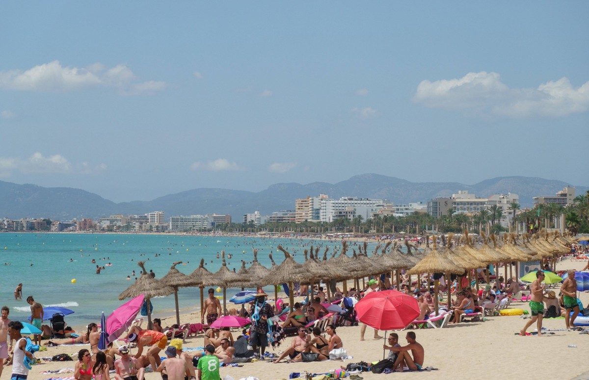 Strandszene an der Playa de Palma und Bucht von Palma im Sommer 2023 - Standabschnit SArenalStrandszene an der Playa de Palma und Bucht von Palma im Sommer 2023 - Standabschnit SArenal, Palma Mallorca ...