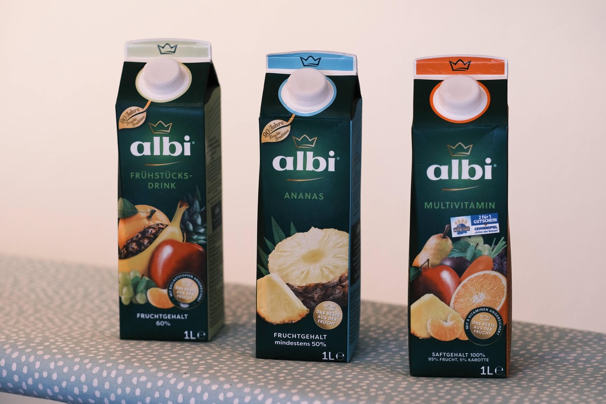 Düsseldorf 11.12.2021 Albi Edeka Fruchtsaft Fruchtsäfte Frühstücksdrink Ananas Multivitamin Tetrapak Düsseldorf Nordrhein-Westfalen Deutschland *** Düsseldorf 11 12 2021 Albi Edeka Fruchtsaft fruit ju ...