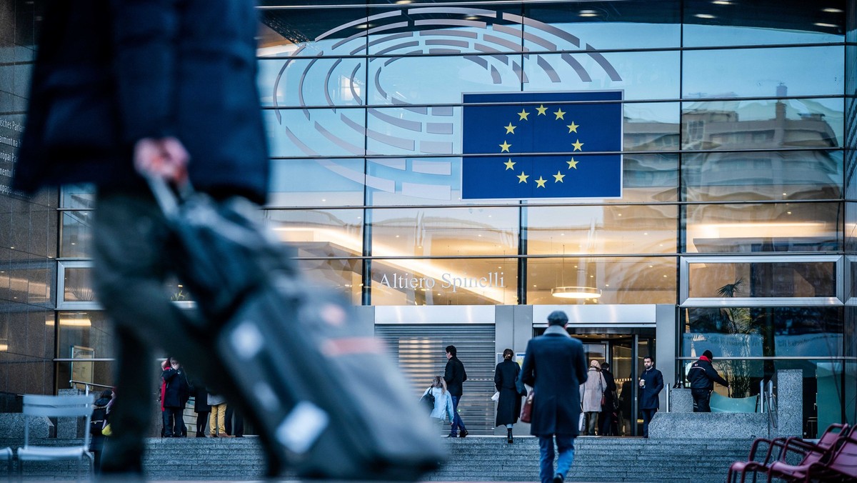 ARCHIV - 29.01.2020, Belgien, Brüssel: Passanten gehen vor dem Sitz des Europäischen Parlaments entlang. (zu dpa-Korr «Wanderzirkus EU-Parlament: Frisst die Pendelei zu viel Energie?») Foto: Michael K ...